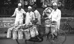 repartidores de delivery del sistema dabbawalas en india